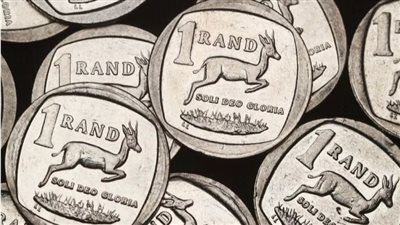يضعف الراند الجنوب أفريقي مع حذر التجار قبل الميزانية