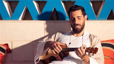 عزيز مرقة يوزع تذاكر حفلته بنفسه في شوارع محافظات مصر.. تجربة تسويقية جديدة 