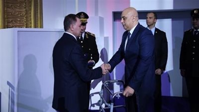 وزارة الداخلية تُكرم عددًا من أسر الشهداء والمصابين والمتميزين من رجال الشرطة 