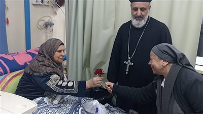 بالورود.. وفد كنسي من مطرانية بني سويف يزور مرضى قطاع غزة بالمستشفى الجامعي