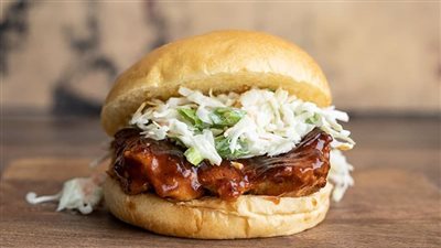 على خطى المطاعم.. طريقة عمل ساندوتش الدجاج المقلي بالباربكيو