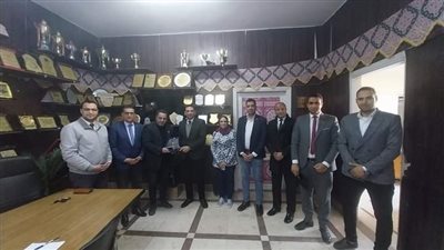أعضاء نموذج محاكاة مجلس الشيوخ يكرمون وكيل وزارة الشباب والرياضة بالشرقية