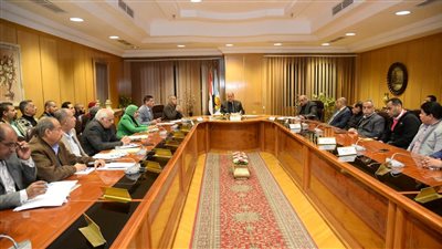 محافظ أسيوط يبحث الإستعداد لقانون التصالح الجديد