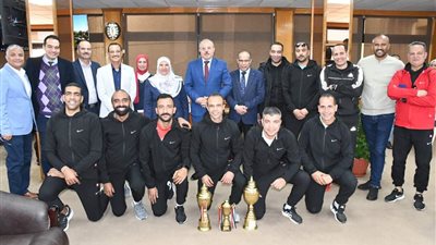 رئيس جامعة قناة السويس يُكرم منتخب كرة القدم