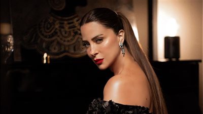 بفستان أسود ساحر.. ريم مصطفى بإطلالة أنيقة في حفل 