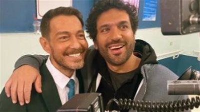 حسن الرداد وأحمد زاهر يشاهدان مشهد من كواليس 