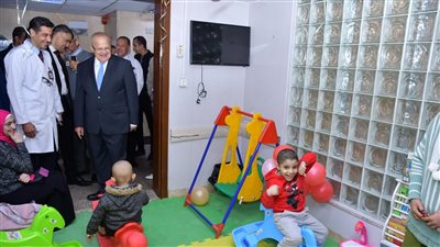 مكافأة للعاملين في علاج الأورام بالإشعاع بجامعة القاهرة 