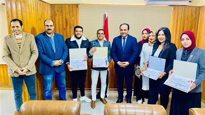 وكيل صحة سوهاج يكرم العاملين بإدارة العلاقات العامة والإعلام لتميزهم