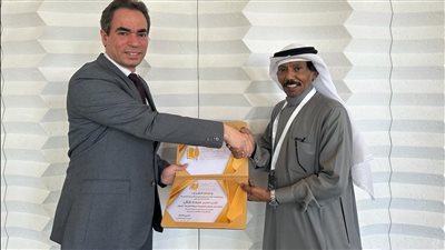 منح وسام الشرف للأديب السعودي عبده خال الحائز على جائزة البوكر 