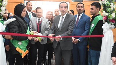 رئيس جامعة الفيوم يفتتح معرض ملابس لطلاب الجامعة