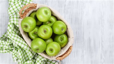 أبرزها تحسن الهضم وتحمي الرئة| فوائد تناول التفاح الأخضر يوميًا