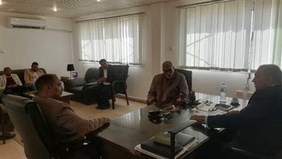 رئيس مدينة مرسى علم يلتقى بنقيب المعلمين بالبحر الأحمر 