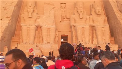  سياح ومصريون يشهدون لحظة تعامد الشمس في أبي سمبل .. فيديو