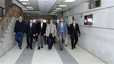 محافظ الشرقية يزور الطلاب مصابي حادث تصادم أتوبيس بسيارة نقل| صور