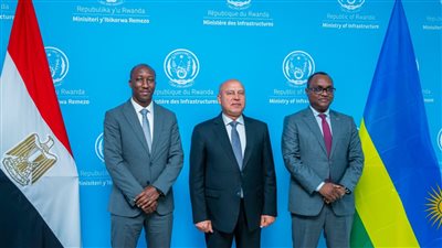  وزير النقل يجري مباحثات مكثفة مع وزيري البنية التحتية والتجارة برواندا
