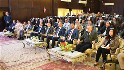 محافظ الفيوم يناقش الهوية البصرية للمحافظة 