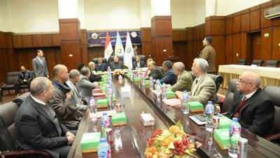 محافظ أسيوط يترأس اجتماع الغرفة التجارية ويثمن جهودها لتخصيص مليون جنيه كصكوك