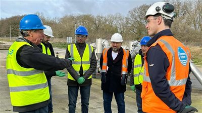 نائب وزير الإسكان يزور محطتي معالجة الصرف الصحى والحماة المتطورة بلندن.. صور