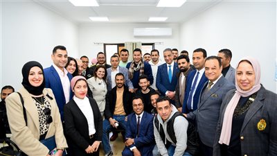 جندي تتفقد غرفة المركز المصري الألماني للوظائف والهجرة