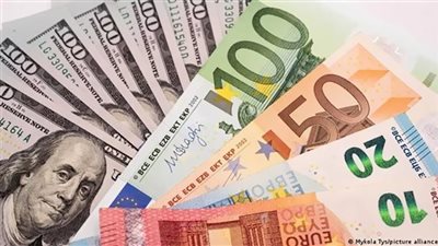 الدولار يتراجع وسط ترقب لبيانات اقتصادية في أميركا وأوروبا