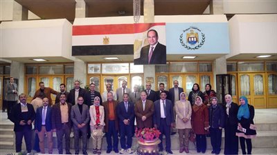 محافظ أسيوط يكرم 11 من خريجي الدفعة الأولى للمبادرة الرئاسية 1000مدير مدرسة