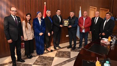 محافظ البحر الأحمر يهدي رئيس شباب النواب درع المحافظة 