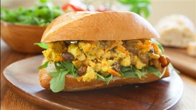 ساندوتش دجاج بالكاري.. حضريه على خطى المطاعم وتمتعي بمذاق لذيذ