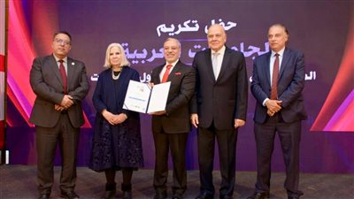 أمين عام اتحاد الجامعات العربية يسلم رئيس جامعة طنطا جائزة التصنيف العربى 