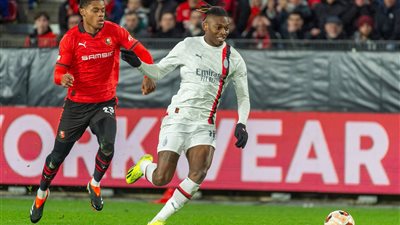 ميلان يتأهل لثمن نهائي الدوري الأوروبي رغم الخسارة بثلاثية 