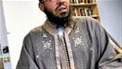 فرنسا تطرد زعيمًا تونسيًا 