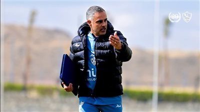 جلسه فنيه لجوميز مع لاعبي الزمالك قبل انطلاق المران 