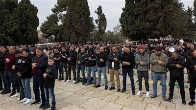 فلسطينيون يؤدون صلاة الجمعة بالمسجد الأقصى.. صور