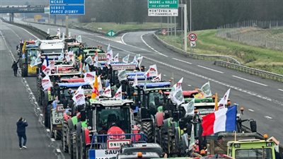 احتجاجات الجرارات في باريس .. خفض الأسعار يدفع المرازعون للاعتراض في عدة دول أوروبية 
