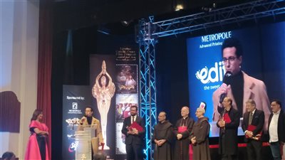 خلال تسلمه جائزة المركز التشجيعية .. طه دسوقى ينال تصفيق حار من جمهور الكاثوليكى