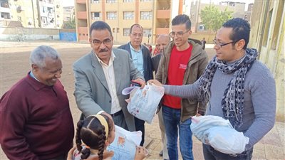 بنك الكساء يوزيع الزى الرياضى لأكثر من 28 ألف طالب بمدارس قوص