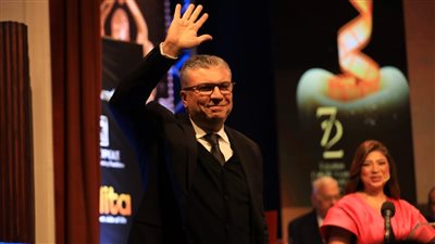 عمرو الليثي يهدي تكريمه بالمهرجان الكاثوليكي لوالده والإعلامي وائل الدحدوح.. صور 