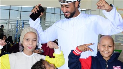 المنشد أحمد حسن يحتفل مع مرضى السرطان بمناسبة ليلة النصف من شعبان