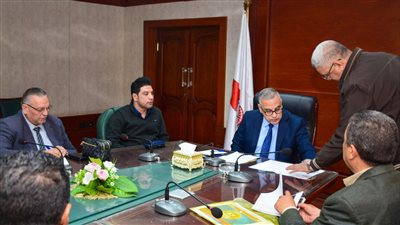 محافظ سوهاج يبحث الموقف التنفيذي لمشروع خط طرد صرف صحي المنشاة / العسيرات