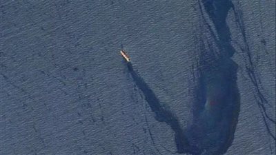 صورة لبقعة زيت خلفتها سفينة بريطانية استهدفها الحوثيون واليمن تحذر من كارثة