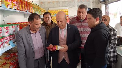 سكرتير عام مساعد الاسماعيلية يتفقد منفذ بيع السلع الغذائية 