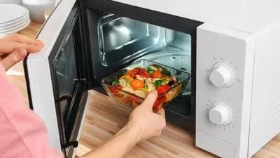 طبيبة تحذر من مخاطر تسخين الطعام في الميكروويف