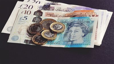 أسعار اليورو والجنيه الإسترليني أمام الجنيه اليوم الأحد بالبنوك 