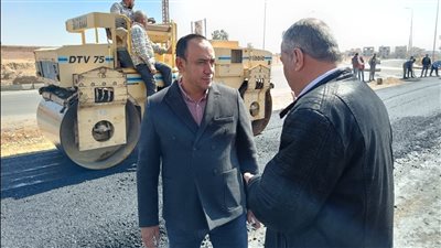 رئيس جهاز الشروق يعلن استئناف أعمال رصف محور الشهيد خالد مغربي (صور)