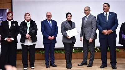 بالصور.. وزير العمل ومحافظ بورسعيد يُسلّمان عقود عمل لذوي الهمم