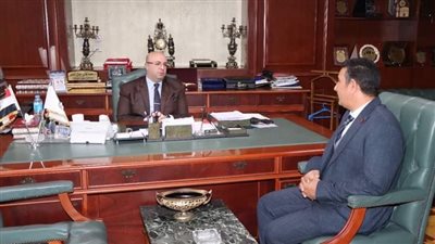 محافظ بني سويف يبحث مع رئيس جهاز المدينة عدد من الموضوعات التنموية 