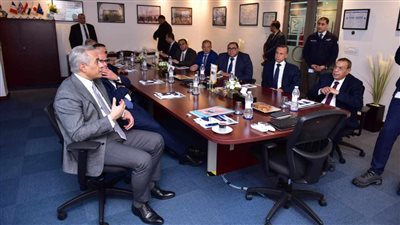 وزير العمل يتفقد مصنع الضفائر الكهربائية بجنوب بورسعيد