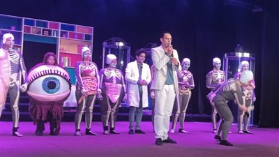 رئيس هيئة قصور الثقافة يشهد العرض المسرحي 