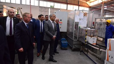 وزير العمل يتفقد شركة كابسي للدهانات ببورسعيد ويحث العمال بالمزيد من الإنتاج