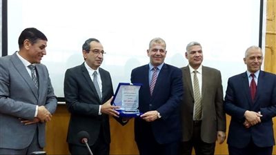 رئيس الجامعة الفيوم يكرم رئيس شركة مياه