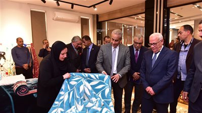 وزير العمل يختتم جولته في بورسعيد بزيارة مصنع 